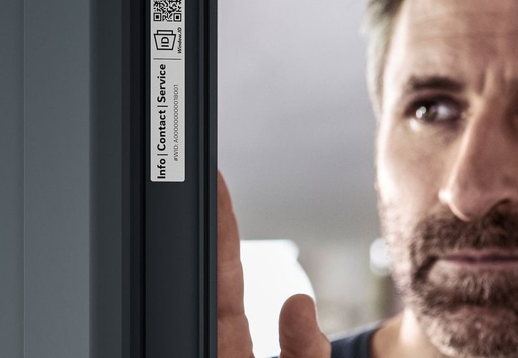 Der Aufkleber mit RFID-/QR-Code ist auf Wunsch mit Kundenlogo personalisierbar.