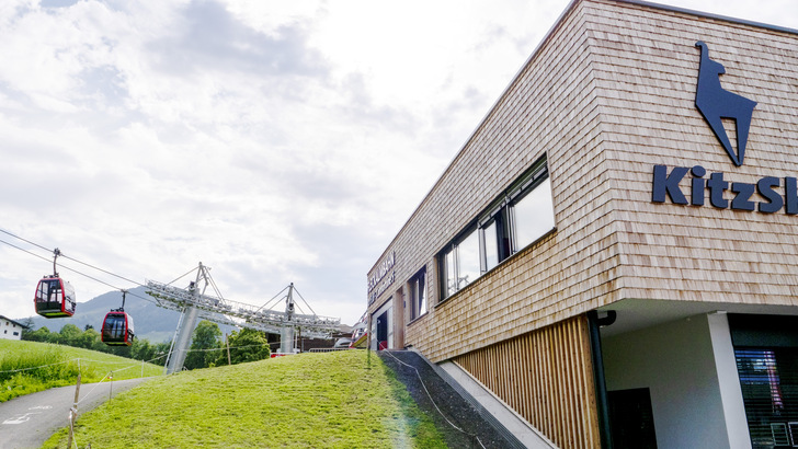 Bei der Neuerrichtung der Fleckalmbahn in Kirchberg in Tirol entsprachen die verbauten Aluminium-Laufmeter beinah der Strecken­länge der neuen Fleckalmbahn. - © Foto: Hueck
