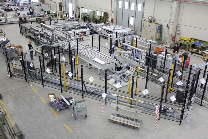 Bavelloni Spa biete heute kundenspezifische Automatisierungen an, inklusive Roboter-Technik und automatischen Lade- und Transportsystemen.