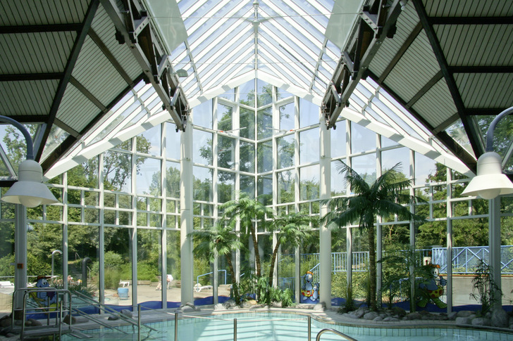 Gerade bei schwer zugänglichen Gläsern spielt Pilkington Activ mit Selbstreinigungsfunktion seine Stärken aus. 