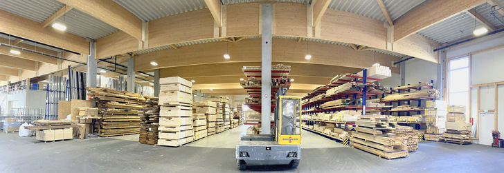 Das Material im Holzlager wird immer wertvoller. Hier ein Blick in das Lager beim Sonderfensterbauer Hermann-Blösch.