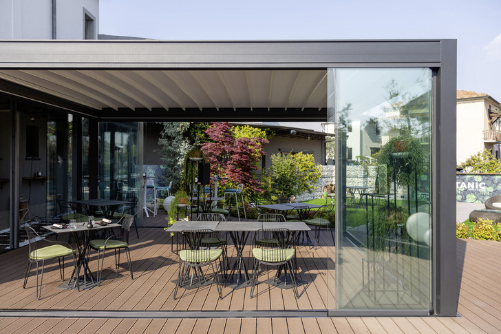 Das Dach der Isola 3 kann mit Glasschiebewänden und/oder ZIP-Systemen sowie Vorhängen ergänzt werden.