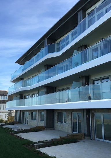 Das Taper-Loc Glasgeländer von C.R. Laurence erlaubt eine glasklare Durchsicht ohne Stützen.