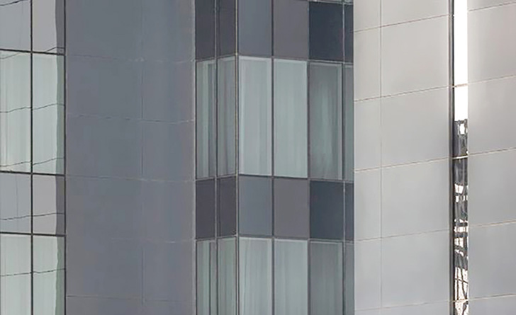 Glas Trösch schafft es, intensive Glasfarben zu vermeiden, indem die Silberschichten durch Zwischenschichten aus Metalloxiden ergänzt werden.