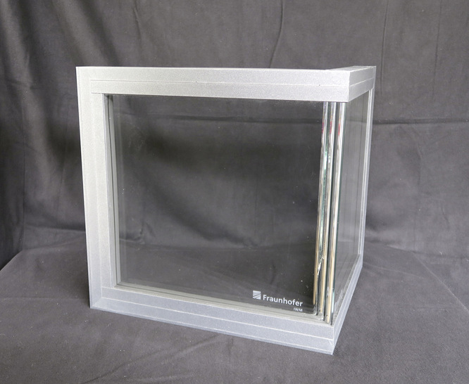 Hier ein 3-fach-Isolier­glas, wie es mit dem neuen Fraun­hofer Biege­verfahren ­möglich ist, denn die Basisgläser für 2-fach- und 3-fach-Isoliergläser ­lassen sich nun extrem genau ­biegen. Solche Scheiben ­können unter anderem als gläserne Gebäude­ecken verbaut werden.