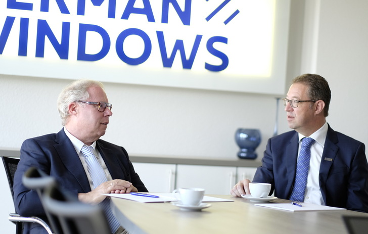 Stabwechsel bei German Windows: Mit Wirkung zum 7. Mai übernahm Helmut Paß (re.) den Geschäftsführerposten von Firmengründer Manfred Frechen (li.). - © GW GERMAN WINDOWS, Südlohn-Oeding.
