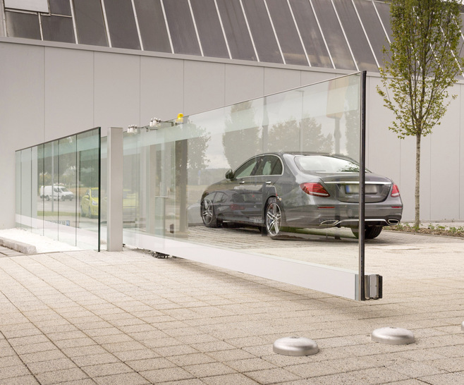 Mehr Transparenz: Für den Einfahrtsbereich seines Ingenieurgebäudes hat Siegle+Epple aus Stuttgart, ein „­Schwebendes Glas“ von Berner ausgewählt. Zum Einsatz kommt das freitragende, rahmenlose Supeero SL Glastor.