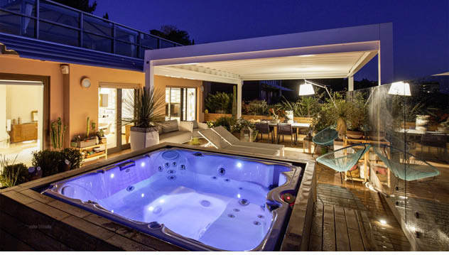 Integrierte Beleuchtung schafft am Abend das passende Ambiente unter dem Lamellendach.