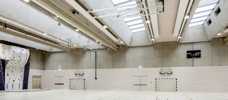 Die Dachverglasung der Sporthalle mit Okasolar 3D ist durch ihre Rastergeometrie maximal durchlässig für ­diffuses Tageslicht. So lassen sich immer gleichmäßige Beleuchtungsstärken erzielen, unabhängig von der Witterung. - © Foto: Camille Dengler

