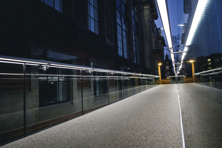 Die neue Generation der Q-lights Linear Light LED-Bänder erlaubt es, auch die  Handläufe zu beleuchten. 
