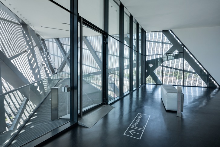 Auch das Innere des Militärmuseum in Dresden von Architekt Daniel Libeskind ist mit Vetrotech-Brandschutzglas ausgestattet. - © Vetrotech Saint-Gobain / Fotograf: Christoph Seelbach
