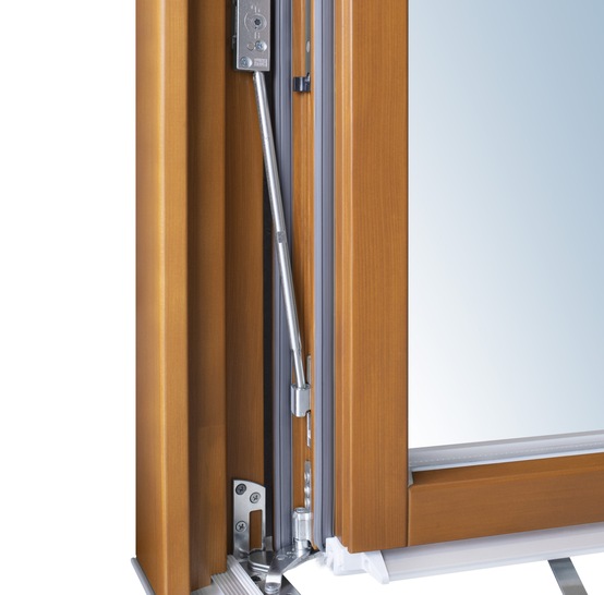 Die im Markt einzigartige Zugstange für die verdeckt liegenden Beschläge Winkhaus activPilot Topstar erhöht die Tragkraft des Fensterflügels auf bis zu 150 kg und erleichtert die Montage.