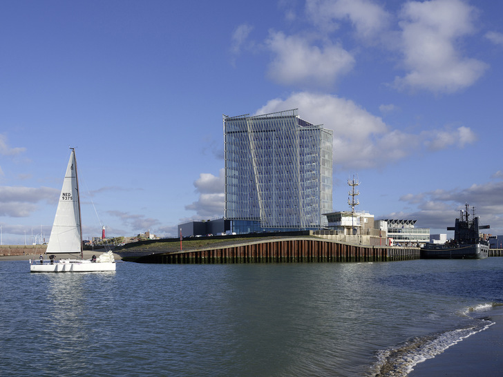 Das 4-Sterne Inntel Hotel in Scheveningen besitzt Fassaden­teile, die auf den Betrachter wie Segel wirken. - © Foto: Ossip van Duivenbode
