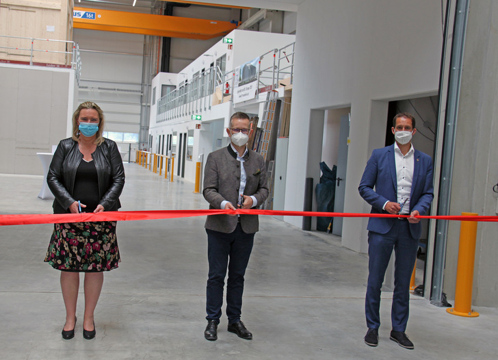 Das symbolische Durchschneiden des roten Bandes durch die Bayer. Bauministerin Kerstin Schreyer, den Vorsitzenden der ift-Geschäftsführung Dr. Jochen Peichl und den Oberbürgermeister der Stadt Rosenheim Andreas März bedeutete den Startschuss für das neue ift-Labor Bauakustik + Fassaden.