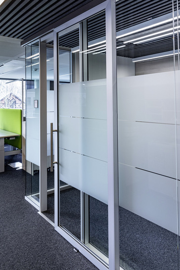 Ist die Glasschiebetür „Silence+“ geschlossen, sind die rund um den Türrahmen angebrachten Magnet­dichtungen aktiv, um Schall auszuschließen. Bei Tests am ift Rosenheim erreichte die Türkonstruktion einen Schalldämmwert von 40 dB R w,P   .