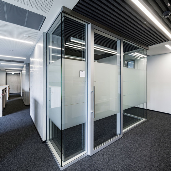 Ist die Glasschiebetür „Silence+“ geschlossen, sind die rund um den Türrahmen angebrachten Magnetdichtungen aktiv, um Schall auszuschließen. Bei Tests ift Rosenheim erreichte die Türkonstruktion einen Schalldämmwert von 40 dB  Rw,P .