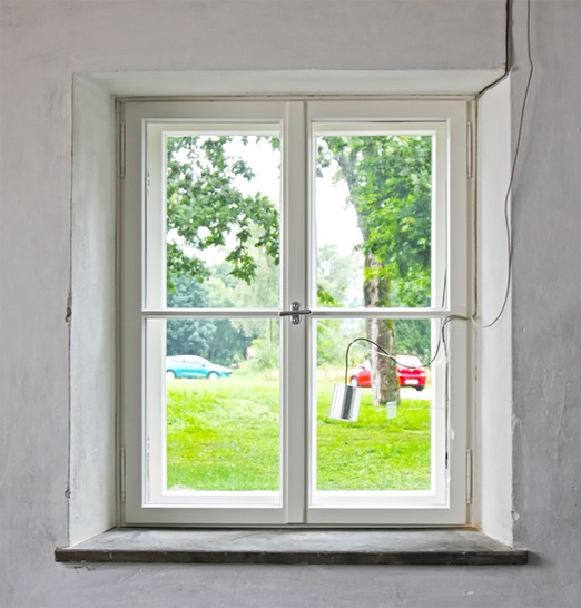 Ohne Eingriff in Wand und Fensterbrett nachträglich eingebautes Holzfenster. - © Fraunhofer IBP
