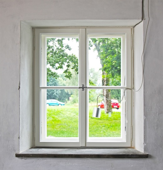 Ohne Eingriff in Wand und Fensterbrett nachträglich eingebautes Holzfenster.