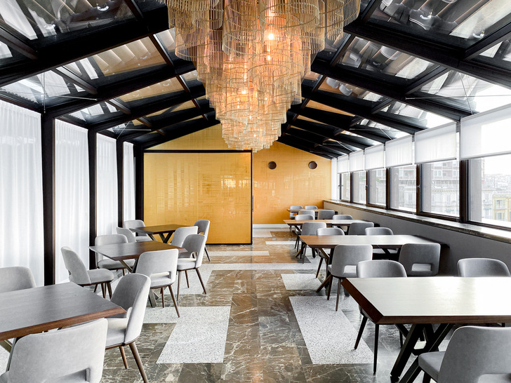 Neben den Hotelzimmern wurden auch die Gemeinschaftsräume mit Gläsern von OmniDecor ausgestattet.