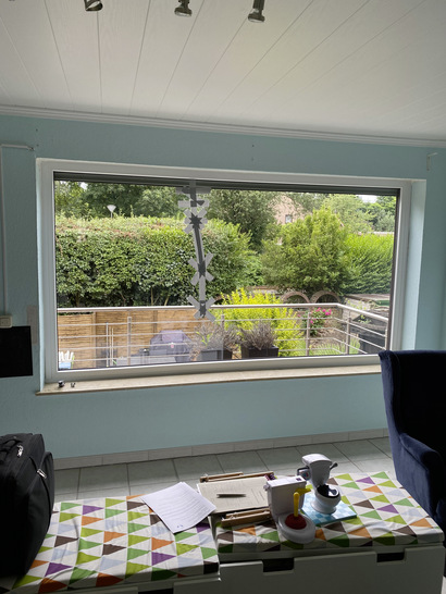 01: Ansicht der beanstandeten Isolierglasscheibe mit dem abgeklebten ­Glassprung.