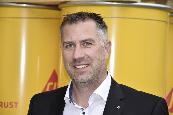 Andreas Dirksen ist Business Development Manager und Experte in der Fensterverklebung. Er hält Kontakte zu den Kunden, den Prüf­instituten und anderen ­Stakeholdern. Wichtiges Thema darüber hinaus ist die Entwicklung neuer Systeme und Produkte. - © Foto: Daniel Mund / GLASWELT
