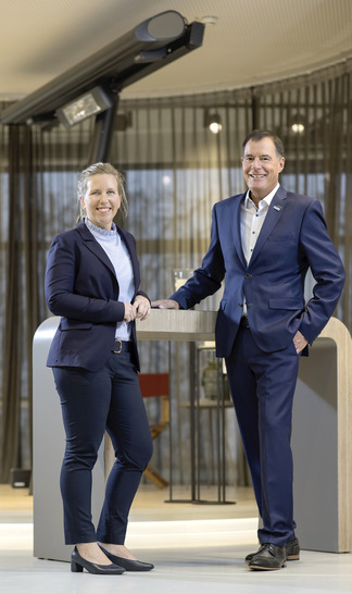 Klaus Wuchner, Geschäftsführer für Vertrieb und Marketing und Christiane Berning, Leiterin der Abteilung Marketing und Business Development sehen mit dem „Schattenfinder“ die erste hochwertige Onlineplattform, die rund um das Thema Sonnenschutz für Heim und Garten umfangreiche Infos und Beratung bietet.