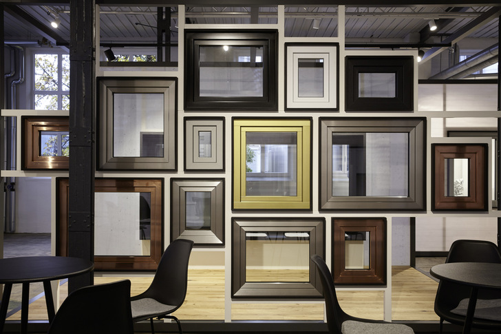 Verschiedene Oberflächen zum Anfassen, darunter realMaterial wie Aluminium in gebürsteter Edelstahloptik.