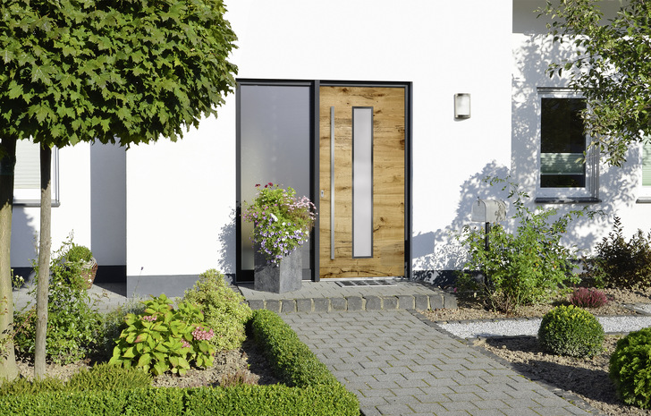 Sieben neue Modelle mit angesagter Echtholzoberfläche im Vintage-Style bereichern das Holzhaustüren-­Sortiment von Aldra.