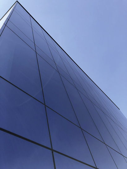 Bei vetroFit SG sind weniger Sicherungen erforderlich, was aus der höheren Tragfähigkeit der einzelnen Nothalter des SG-Fassadensystems resultiert.