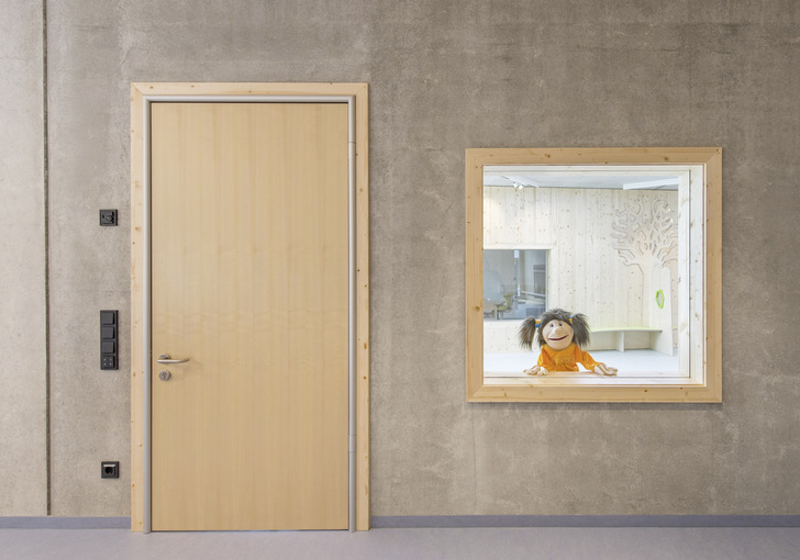 Für die Verbindung mit handwerklich gefertigten Holzzargen hat Küffner ein schlankes Falzprofil aufgelegt. 