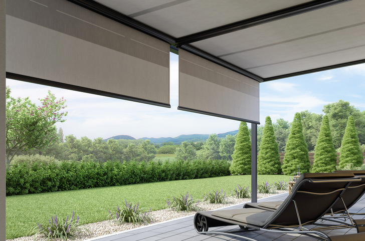 Auf Wunsch schützt ein Volantrollo vor tief ­stehender Sonne.
