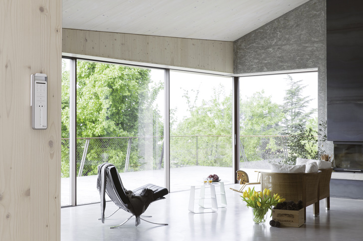 Nice Era Inn kann nahezu jede Art von Innensonnenschutz motorisieren wie Rollos, Raffrollos, Innen­jalousien oder Plissees.