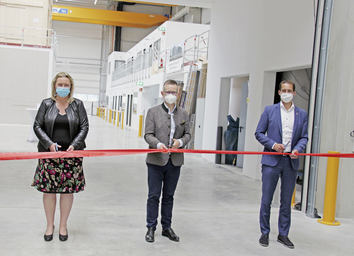 Das symbolische Durchschneiden des roten Bandes durch die Bayer. Bauministerin Kerstin Schreyer, den Vorsitzenden der ift-Geschäftsführung Dr. Jochen Peichl und den Oberbürgermeister der Stadt Rosenheim Andreas März bedeutete den Startschuss für das neue ift-Labor Bauakustik + Fassaden.