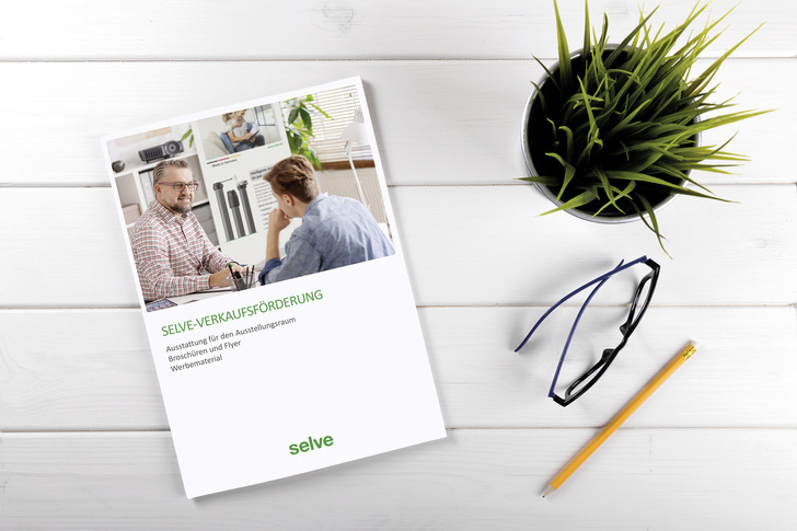 Alles übersichtlich zum Nachblättern: Die neue Verkaufsförderungs-Broschüre zeigt erstmals, was Selve alles rund um die Ausstattung des Ausstellungsraums und für das Verkaufsgespräch, an neuen Prospekten und Flyer sowie an klassischen Werbeartikeln zur Unterstützung bietet.