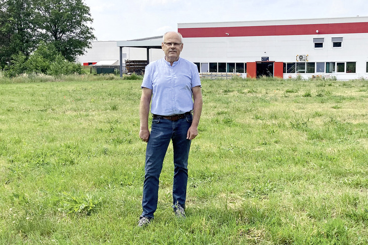 Werksleiter Frank Rappholz auf dem Baugrund für die künftige neue Produktions­halle.