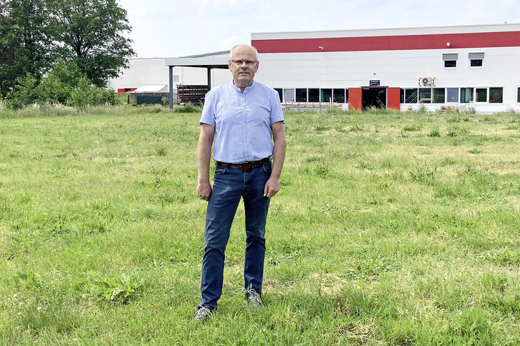 Werksleiter Frank Rappholz auf dem Baugrund für die künftige neue Produktions­halle. - © Foto: Weinor
