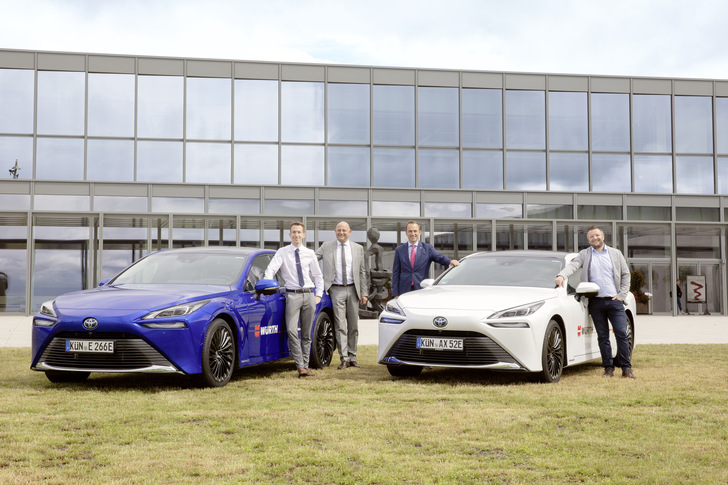 Torsten Elias (2.v.l.), Geschäftsführer Vertrieb Außendienst bei der Adolf Würth GmbH, und Norbert Heckmann (2.v.r.)), Sprecher der Geschäftsleitung der Adolf Würth GmbH, überreichen den Würth Mitarbeitern Felix Hertl (l.) und Martin Schneider (r.) die beiden Wasserstofffahrzeuge.