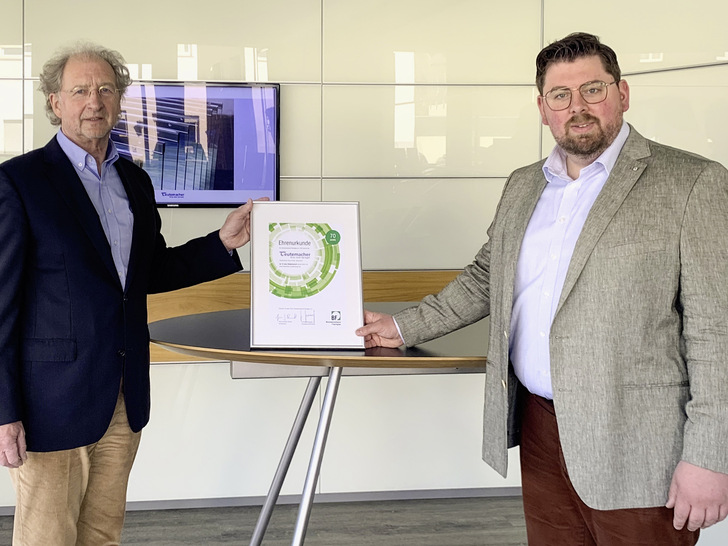 Teutemacher Glas ist seit 70 Jahren im BF engagiert. Heute sind Carl Pinnekamp (l.) und sein Sohn Thoma aktiv mit dabei . Dafür überreichte der BF den Unternehmern jetzt eine Urkunde. 