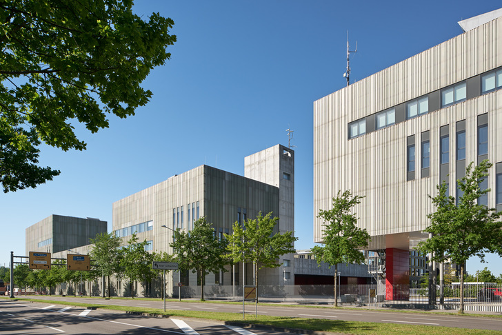 Spezialgläser von Glas Herzog: Hochwertige Schallschutz-Gläser mit Climatop Silence XN von Saint-Gobain schützen die neuen Räume der Berufsfeuerwehr Karlsruhe an der stark befahrenen Straße.