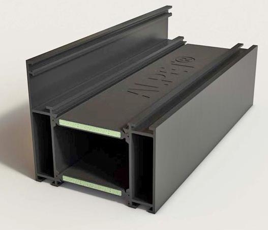 Dämmstege stecken im Inneren von Aluminium- und Metallprofilen für Fenster und Fassadenverglasungen – als thermische Trenner zwischen der Außen- und Innenseite.