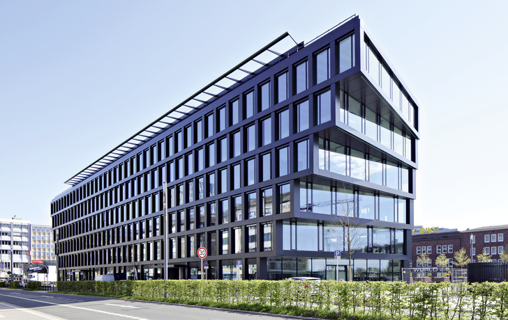 Das Büro- und Geschäftsgebäude Mercator One ist geprägt von dem durchgehenden Raster der Wicona Fassade, deren Profile  eine   robuste, wartungsarme Oberfläche von HD   Wahl besitzen.