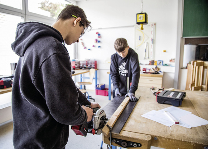 Die Schulteams benötigen einen Handwerksbetrieb, der ihr Projekt als Pate begleitet und bei der Umsetzung unterstützt. - © Foto: www.handwerkswettbewerb.de
