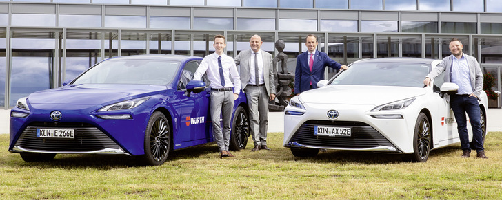 Torsten Elias (2.v.l.), GF Vertrieb Außendienst bei Würth, und Norbert Heckmann (2.v.r.), Sprecher der Würth Geschäftsleitung, überreichen ihren Mitarbeitern die Wasserstofffahrzeuge.