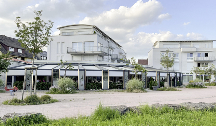 11 baugleiche Anlagen im Halbkreis angeordnet sind eine nicht alltägliche Lösung. - © Foto: Olaf Vögele
