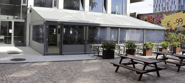 Das „Hotel Schulz“ in Berlin ist vom ­Markisenhersteller markilux mit einer großen Pergola-Anlage ­ausgestattet worden.