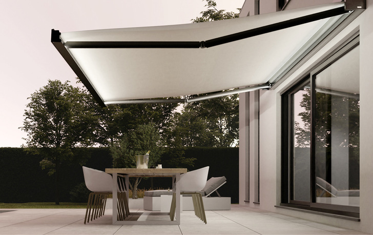 Eine ­einzigartige ­Kombination aus ­indirekter Beleuchtung im Ausfallprofil und in der Kassette sorgt für noch mehr Atmosphäre auf Ihrer Terrasse.