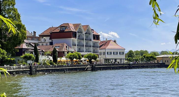 Das Seevital Hotel empfängt seine Gäste am Bodensee mit Blick auf die Schweizer- und Österreichischen Alpen.