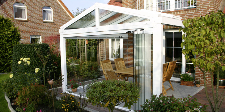 Je nach System, Verglasung und Aufstellungsort kommen unterschiedliche Kosten auf die Bauherren zu. Zudem wirken sich Erweiterungen wie Belüftung, Heizung, Beleuchtung oder Verschattung auf den Gesamtpreis aus. 