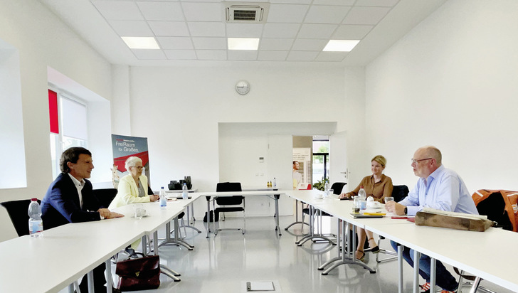 Christian Steinberg, Marion Fischer, Maren Meyerling und GLASWELT ­Redakteur Olaf Vögele diskutierten im Sun Center Stuttgart unter ­Einhaltung der Corona-Regeln. - © Foto: Olaf Vögele
