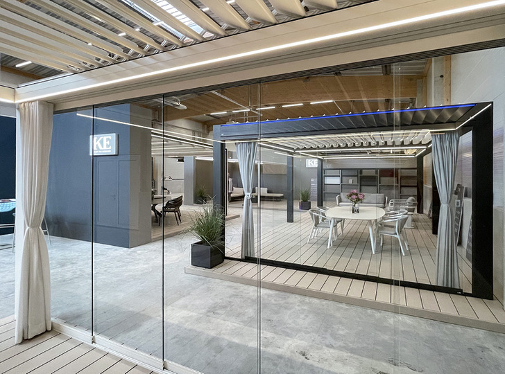 Ein Highlight ist das Lamellendach Kedry Prime, bei dem sich das ganze Lamellenpaket komplett auffahren läßt.